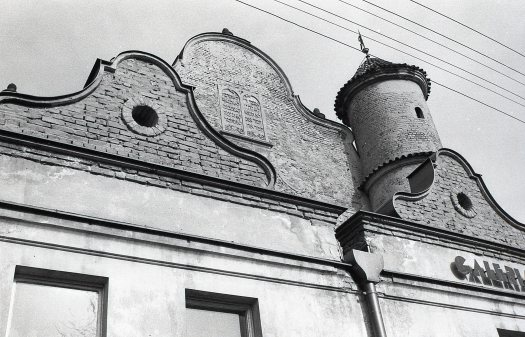 Front facade of the former synagogue in Lesko. 1992