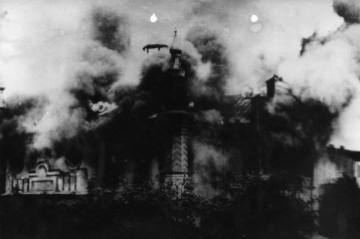 The synagogue in flames. Source: http://www.4ict.pl/szlaki_pamieci/